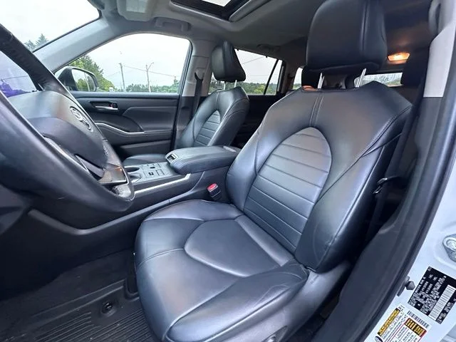 Used 2023 Off-white Toyota XLE image 12