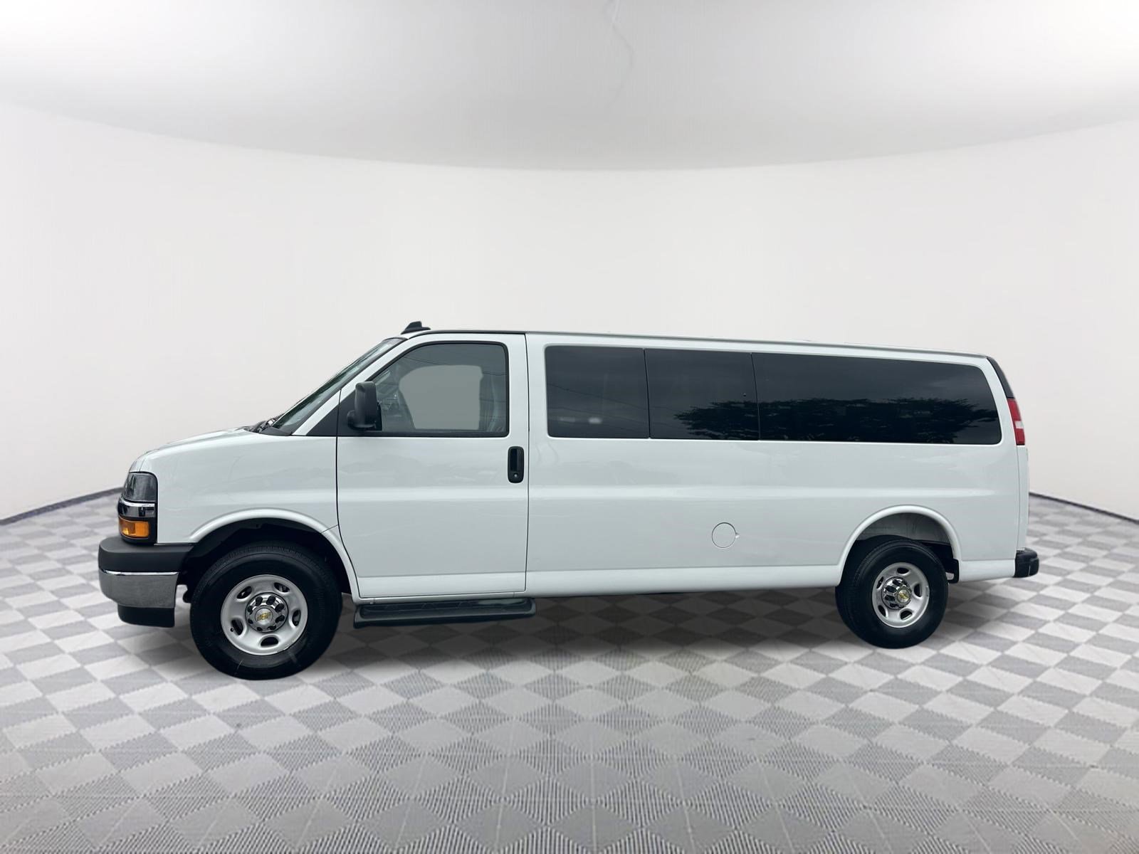 Used 2025 Summit White Chevrolet LT image 8