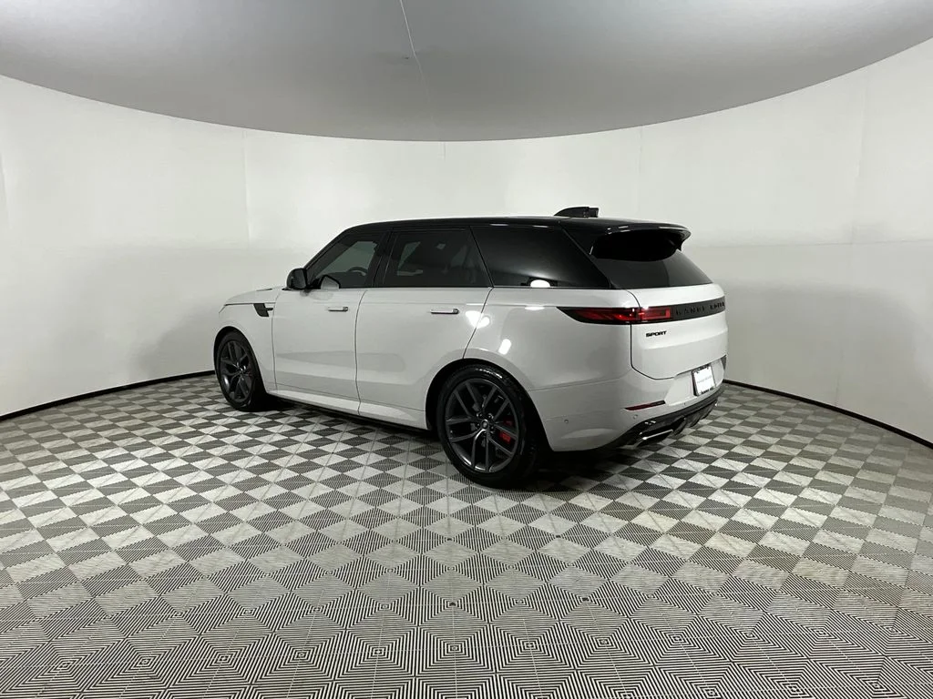Used 2024 Gray Land Rover Dynamic SE image 3