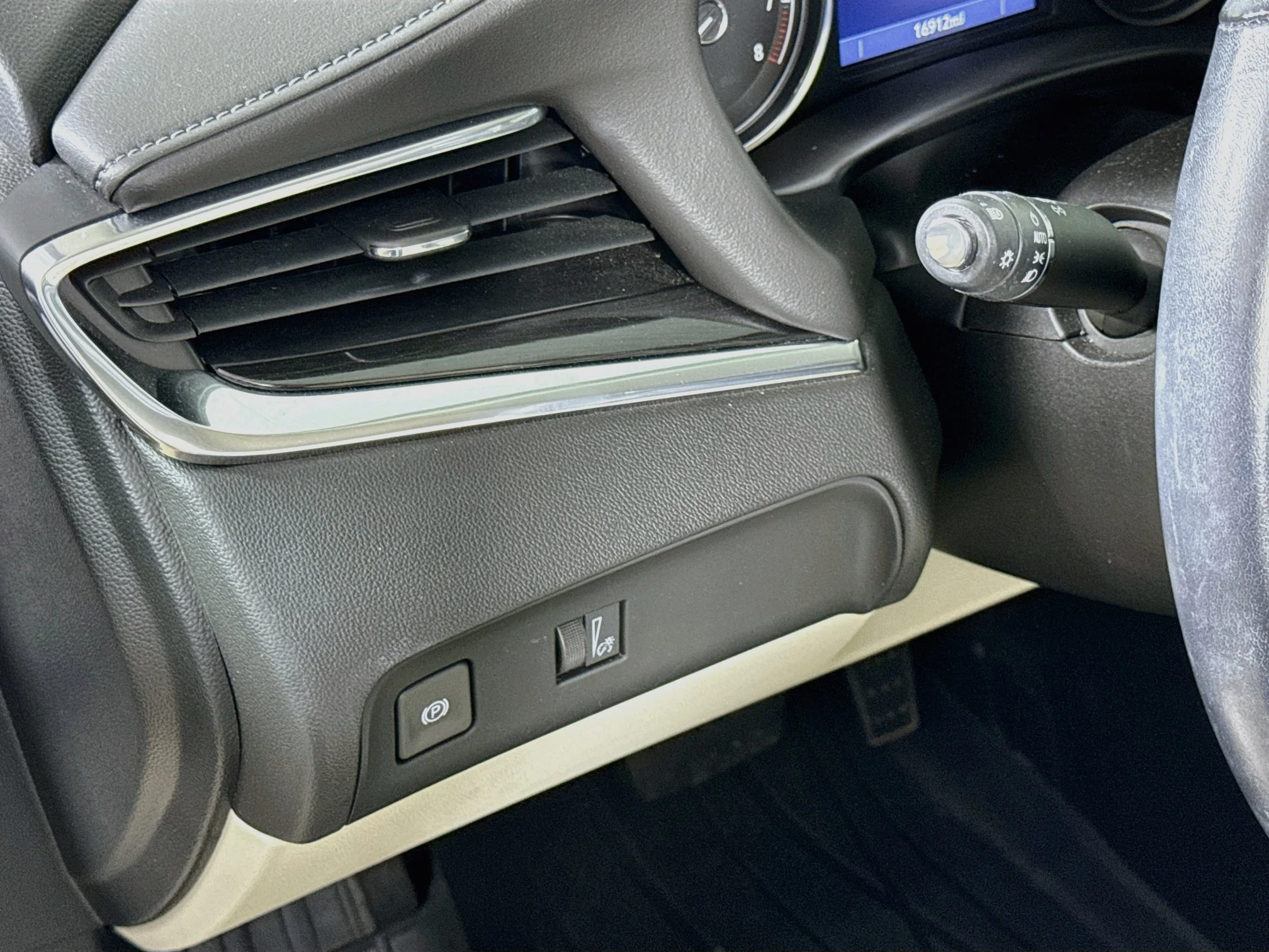 Used 2023 White Frost Tricoat Buick Essence image 10