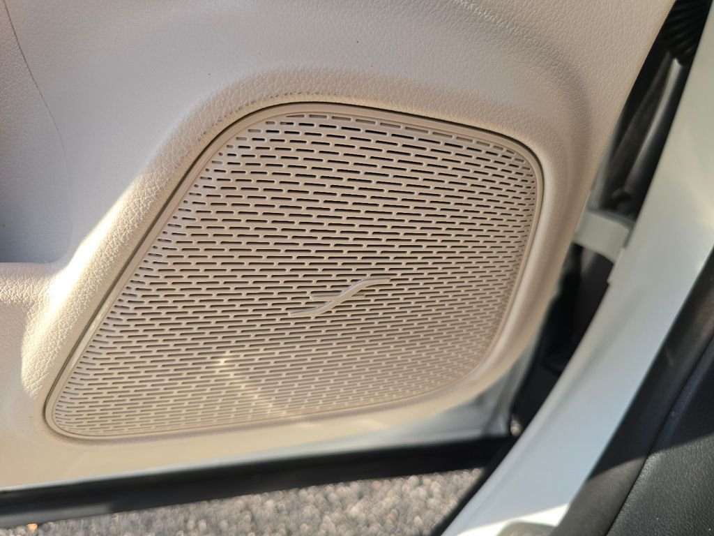New 2026 Polar White Mercedes-Benz GLB 250 image 9