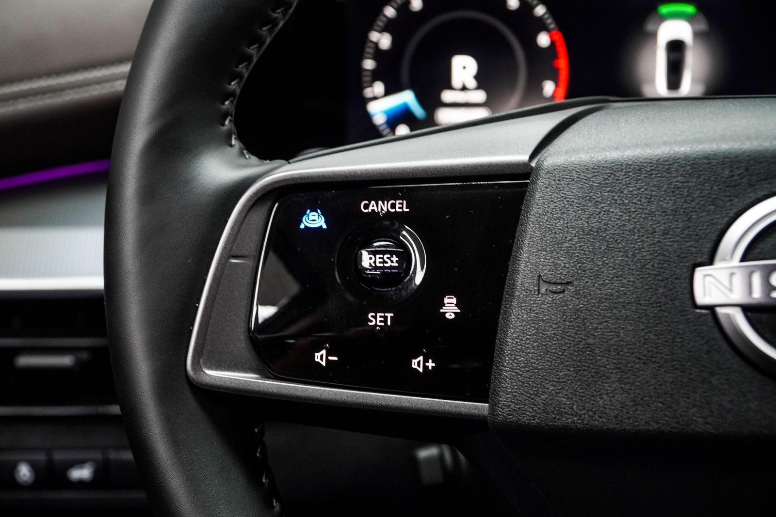 Used 2025 Black Nissan Platinum image 39