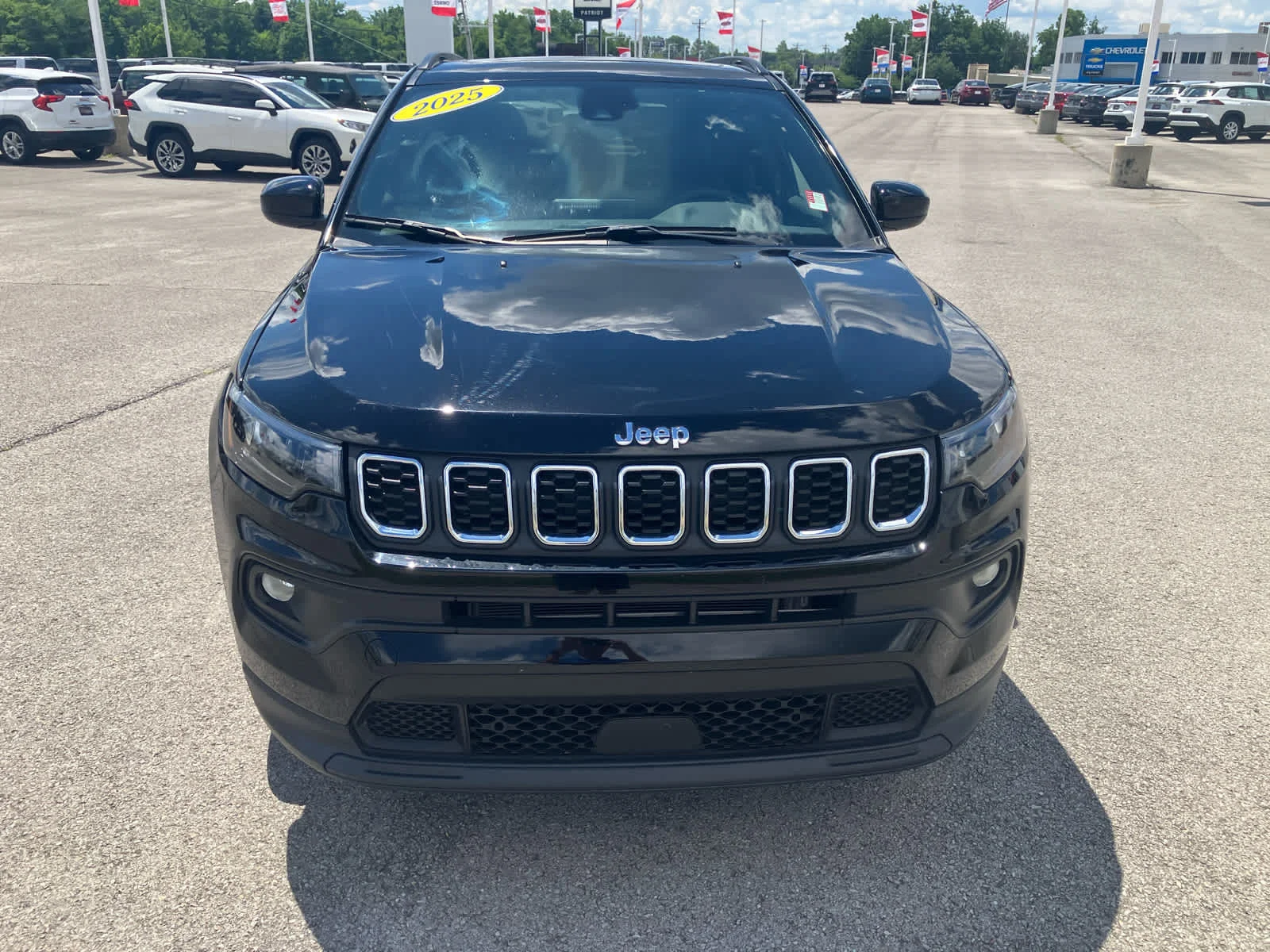 Used 2025 Diamond Black Crystal Pearlcoat Jeep Latitude image 2