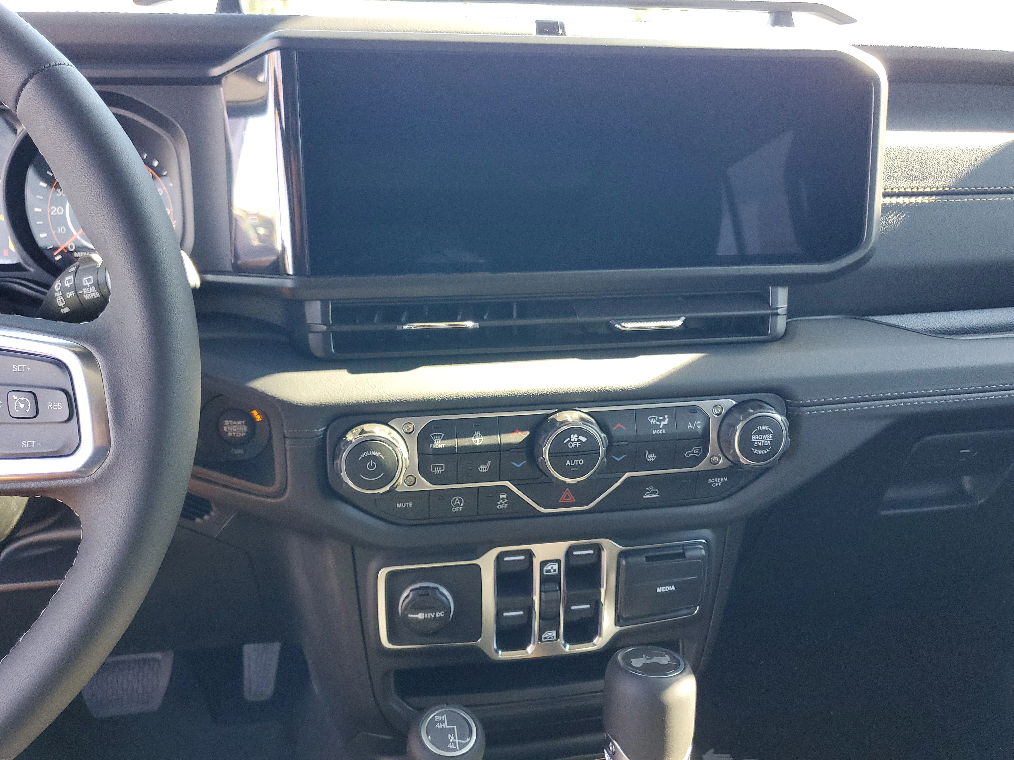 New 2026 Bright White Clear-Coat Exterior Paint Jeep Sahara image 19