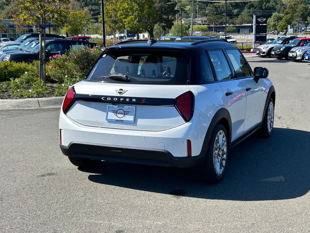 New 2026 Nanuq White Metallic MINI Signature Plus image 5