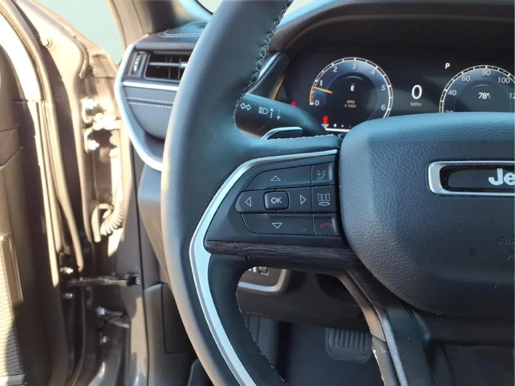 Used 2025 Gray Jeep Limited image 25