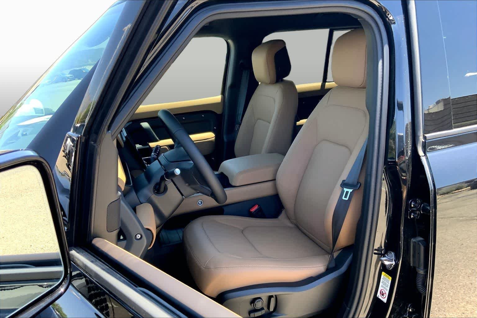 New 2026 Santorini Black LAND ROVER X-Dynamic SE image 9
