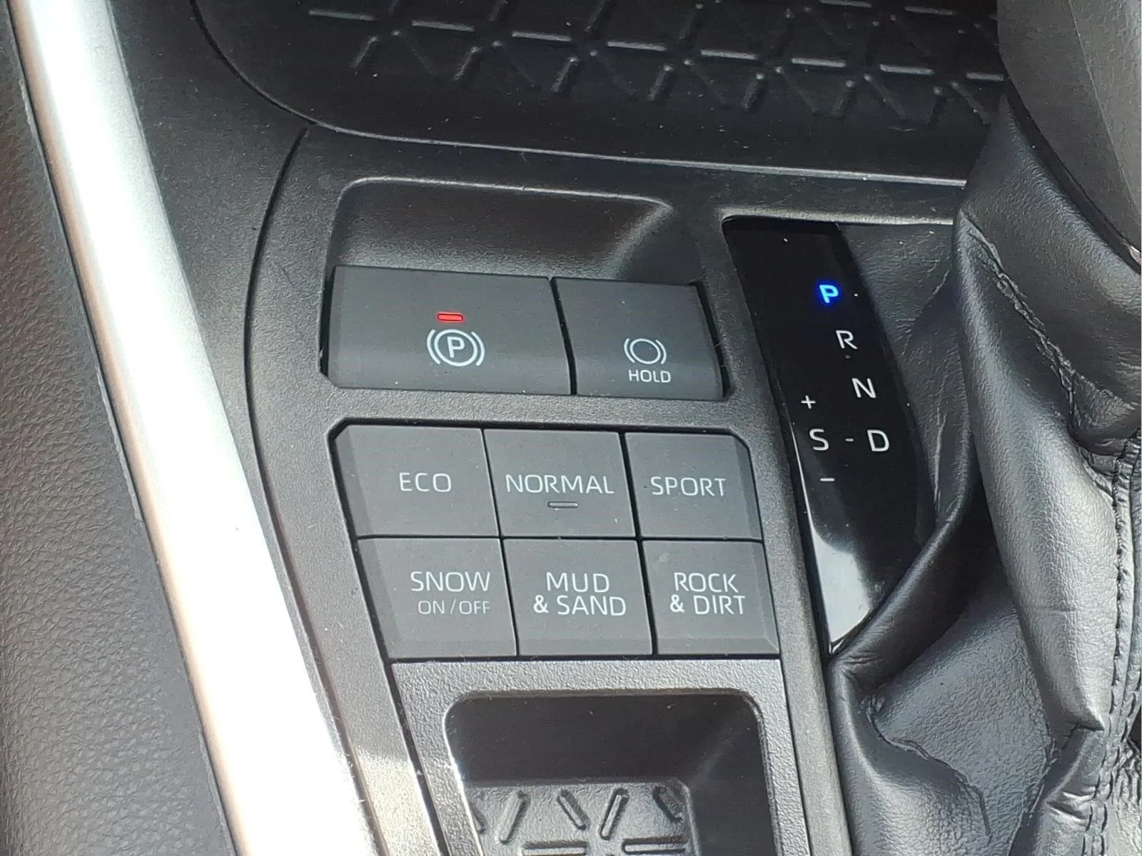 2024 Toyota RAV4 XLE - Photo 17