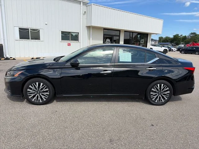 Used 2025 Super Black Clearcoat Nissan 2.5 SV image 2