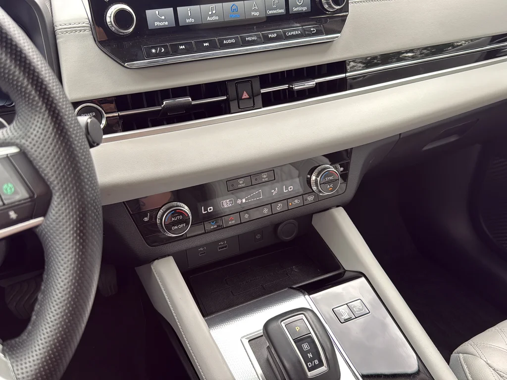 Used 2023 Black Mitsubishi SEL image 41