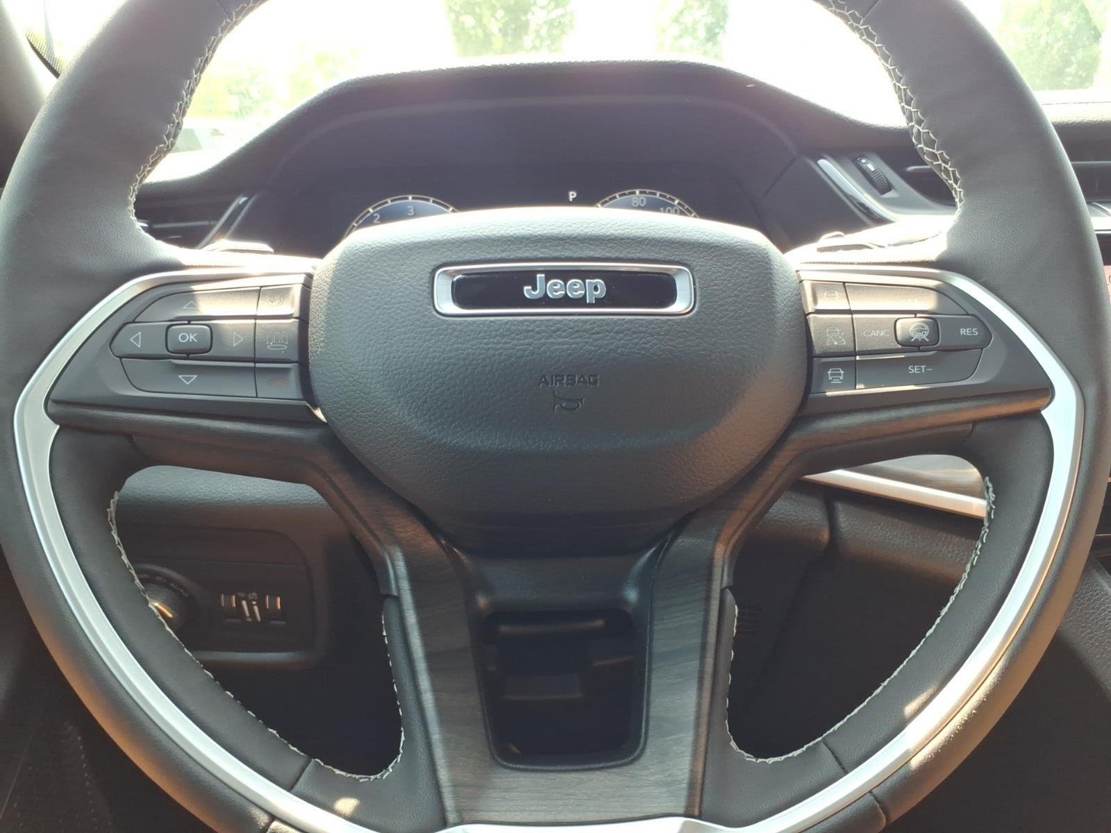 New 2026 Bright White Clear-Coat Exterior Paint Jeep Laredo Altitude image 25