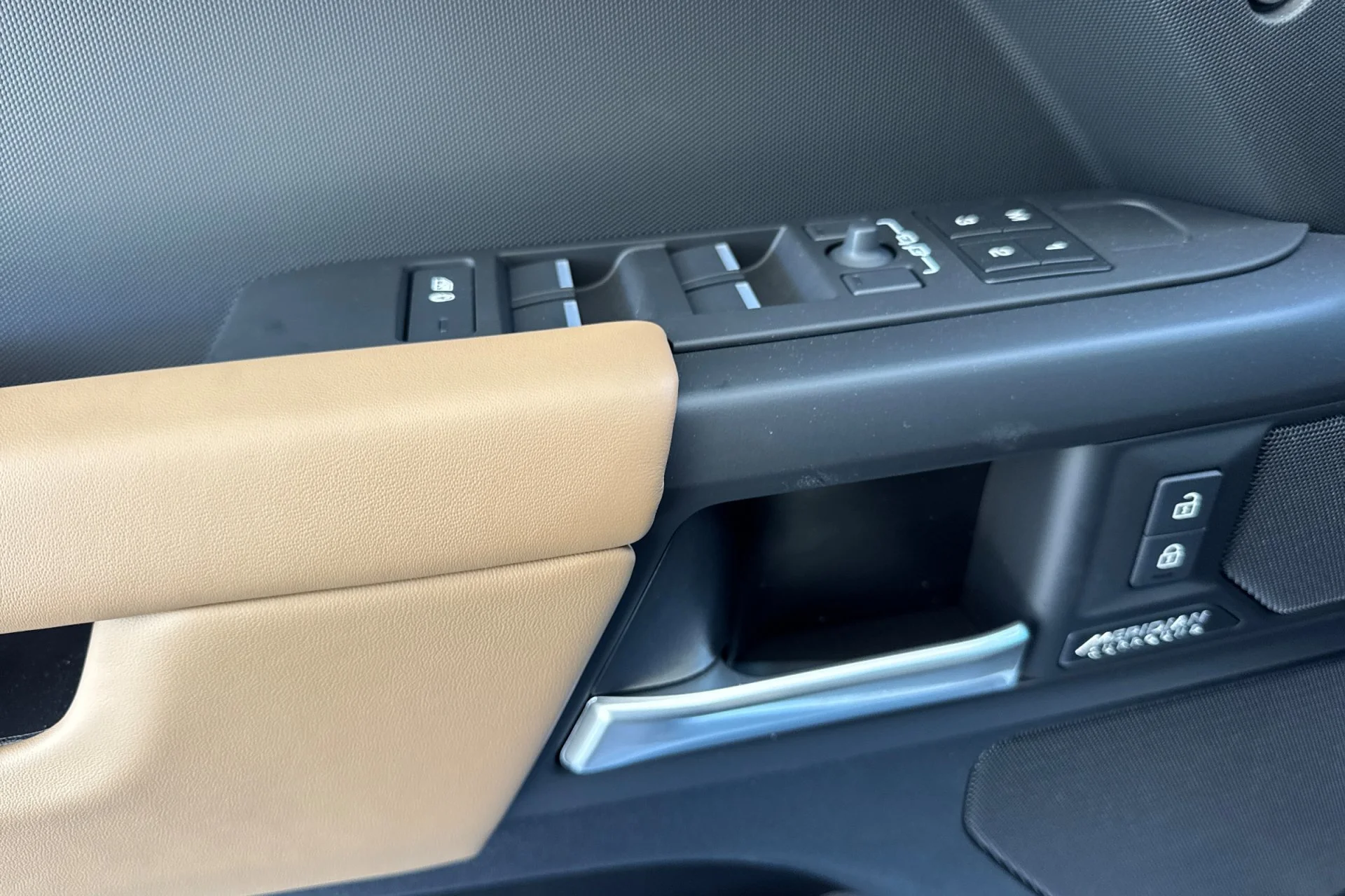 New 2026 FUJI WHITE Land Rover X-Dynamic SE image 14
