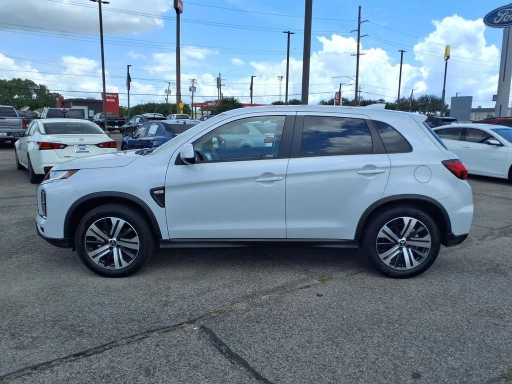 Used 2026 White Mitsubishi 2.0 SE image 7