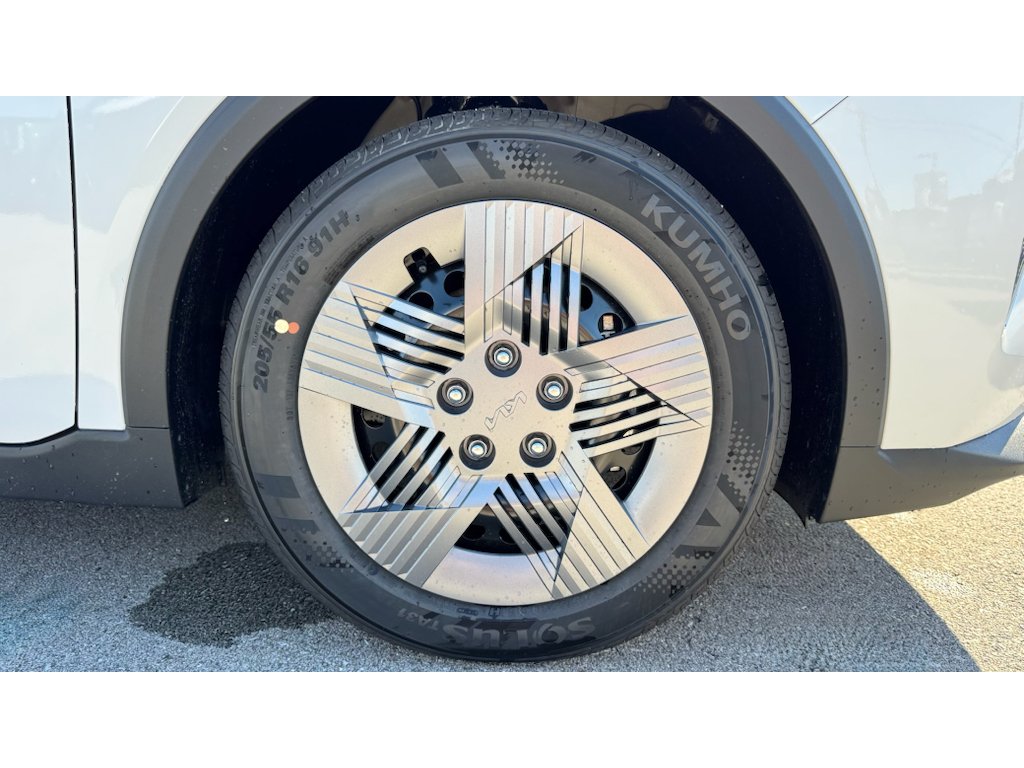 New 2026 Snow White Pearl Kia LX image 28