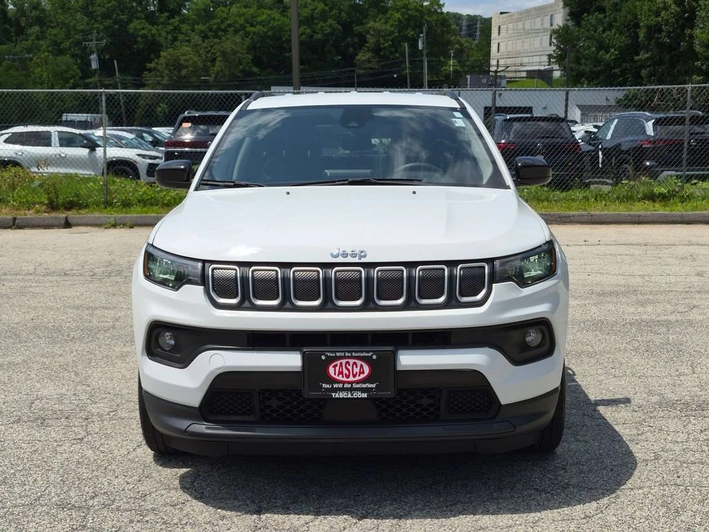 Used 2022 White Jeep Latitude image 10