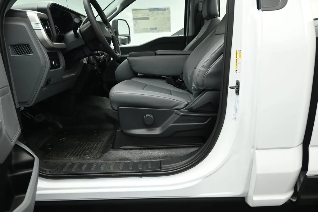 New 2026 Oxford White Ford XL image 7