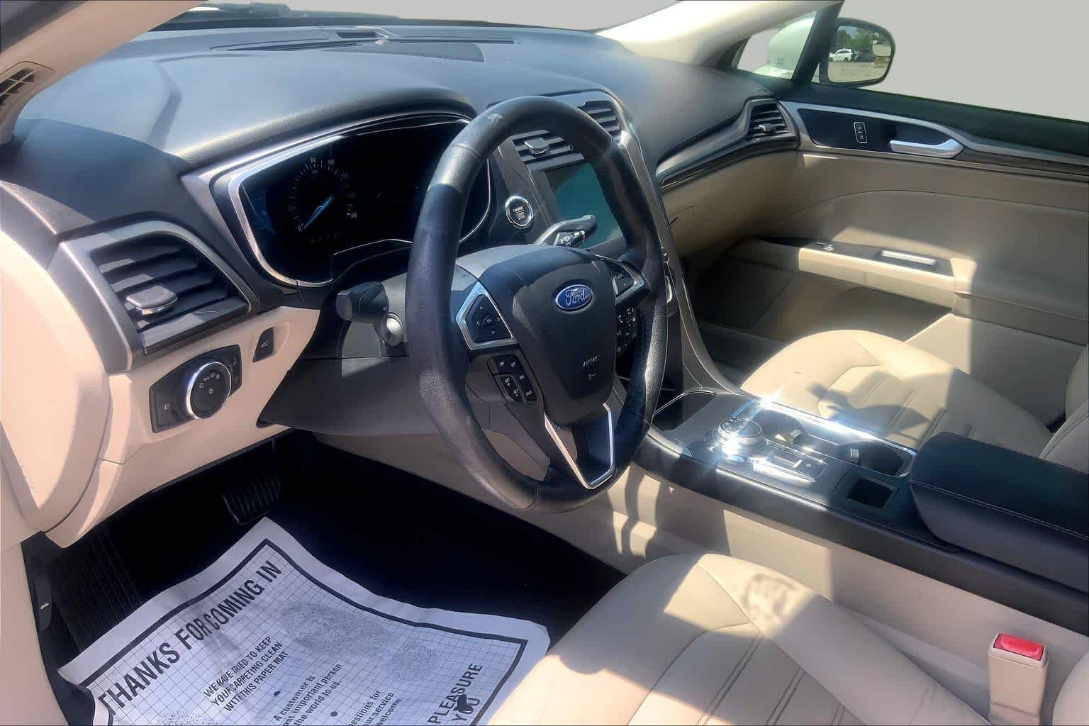 Used 2017 White Platinum Metallic Tri-Coat Ford SE image 17