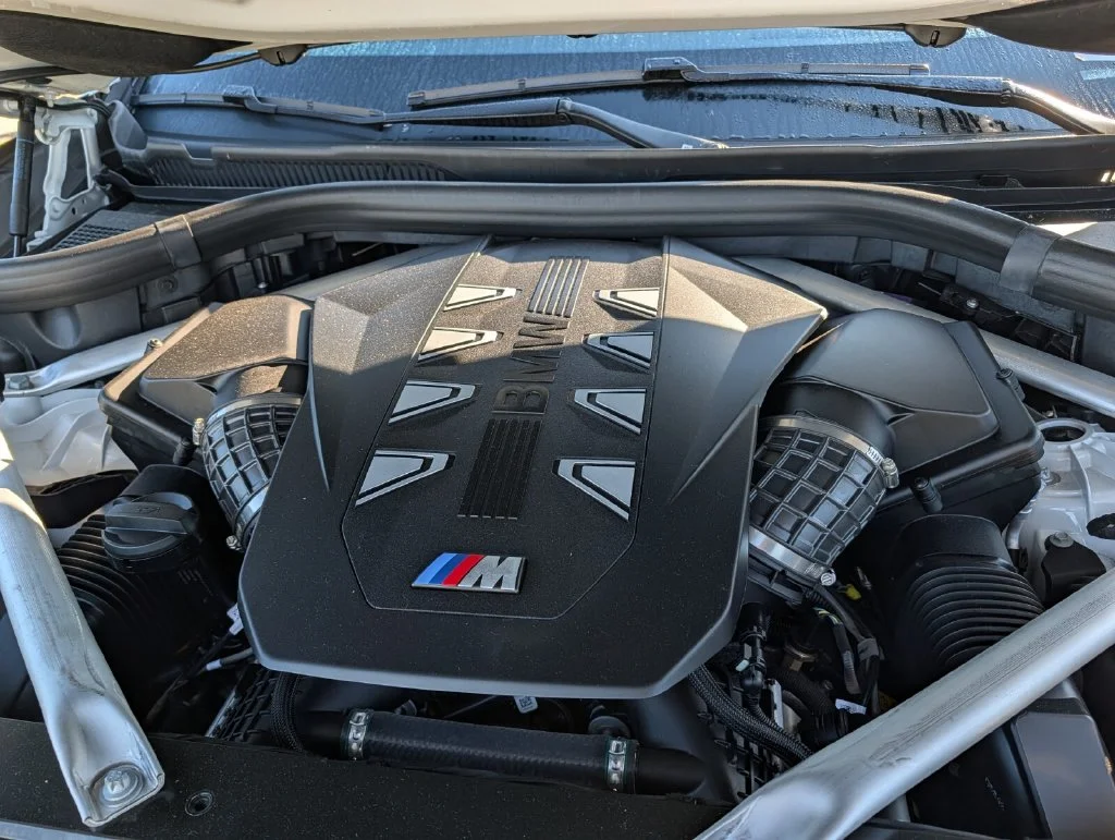 Used 2025 White BMW M60i image 28