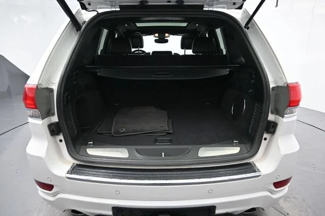 Used 2019 Ivory 3-coat Jeep Overland image 24