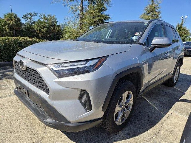 Used 2025 Silver Sky Metallic Toyota XLE image 1