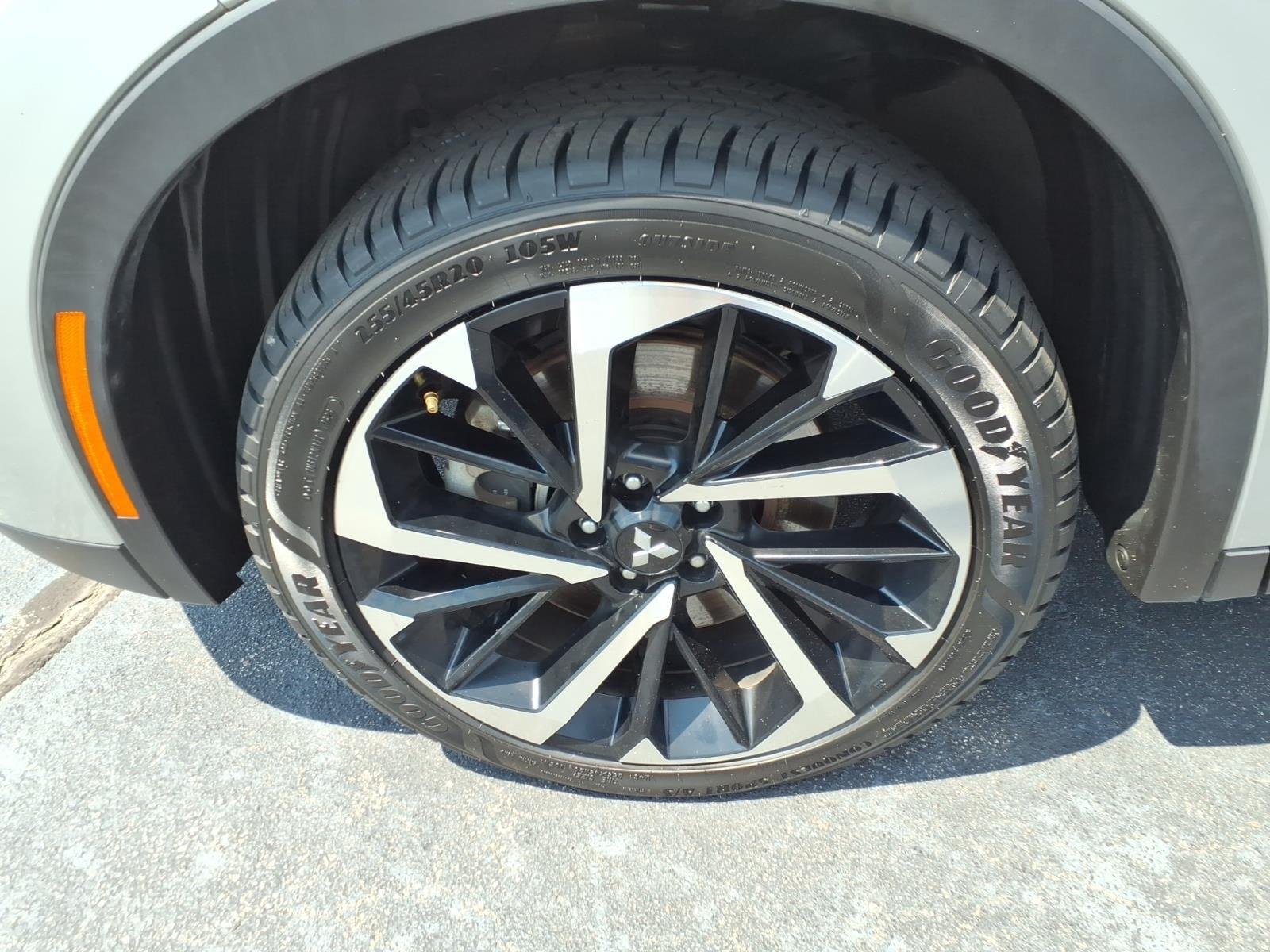 Used 2023 Alloy Silver Metallic Mitsubishi SE image 12