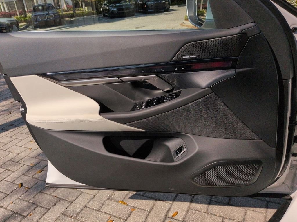 New 2026 White Metallic BMW eDrive40 image 31