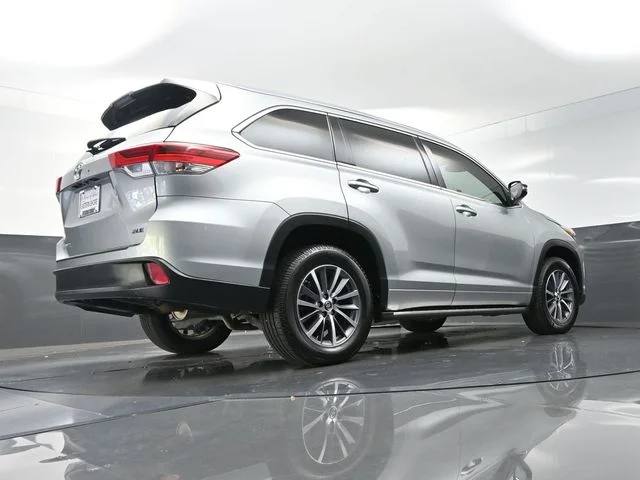 Used 2017 Silver Toyota XLE image 53