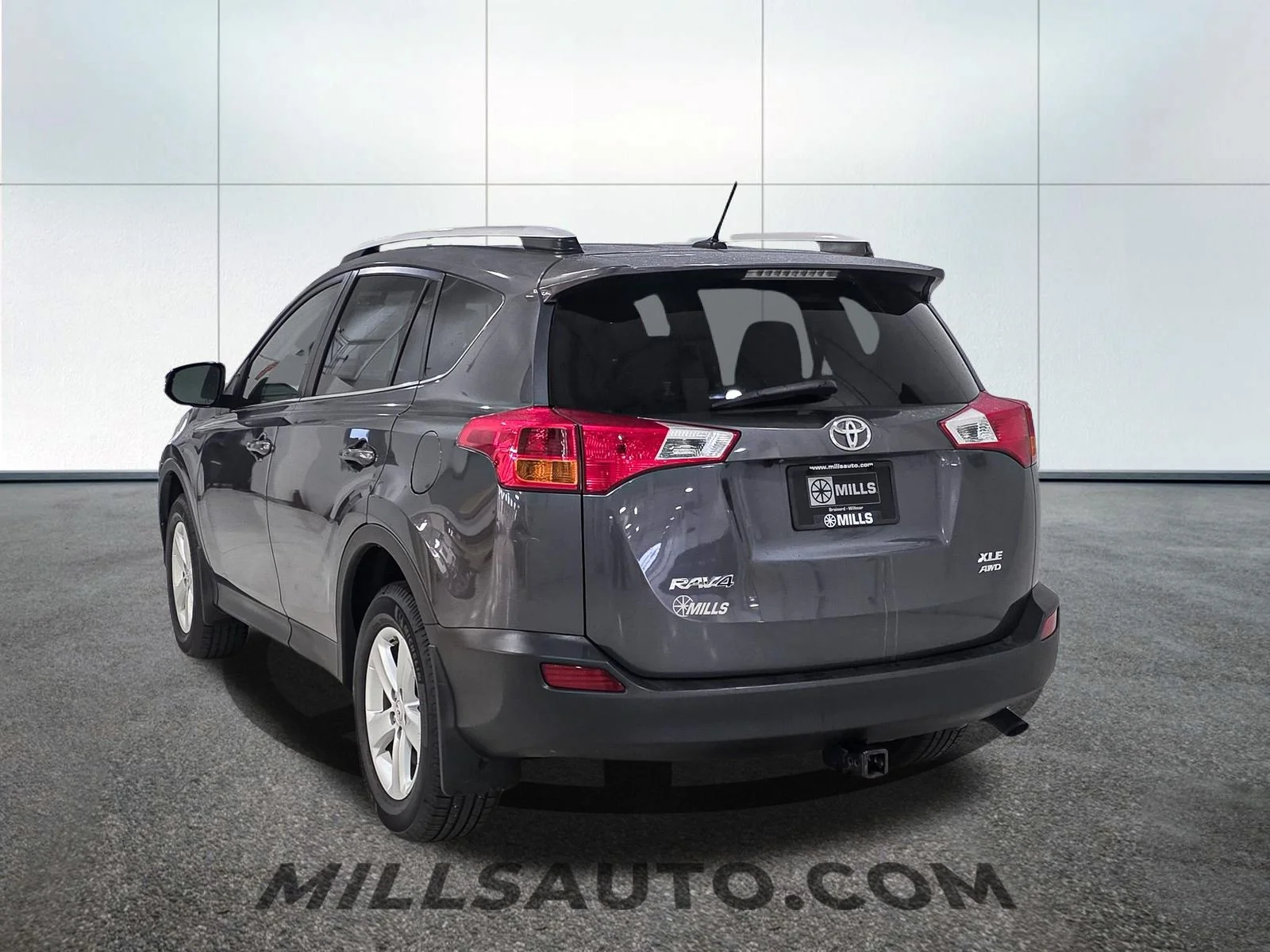 Used 2014 Gray Toyota XLE image 5