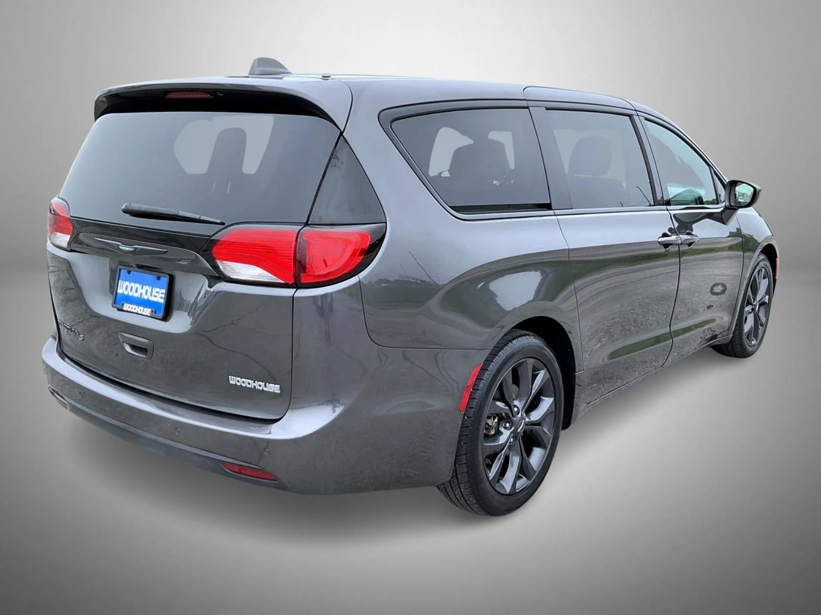 Used 2019 Gray Chrysler Touring Plus image 5