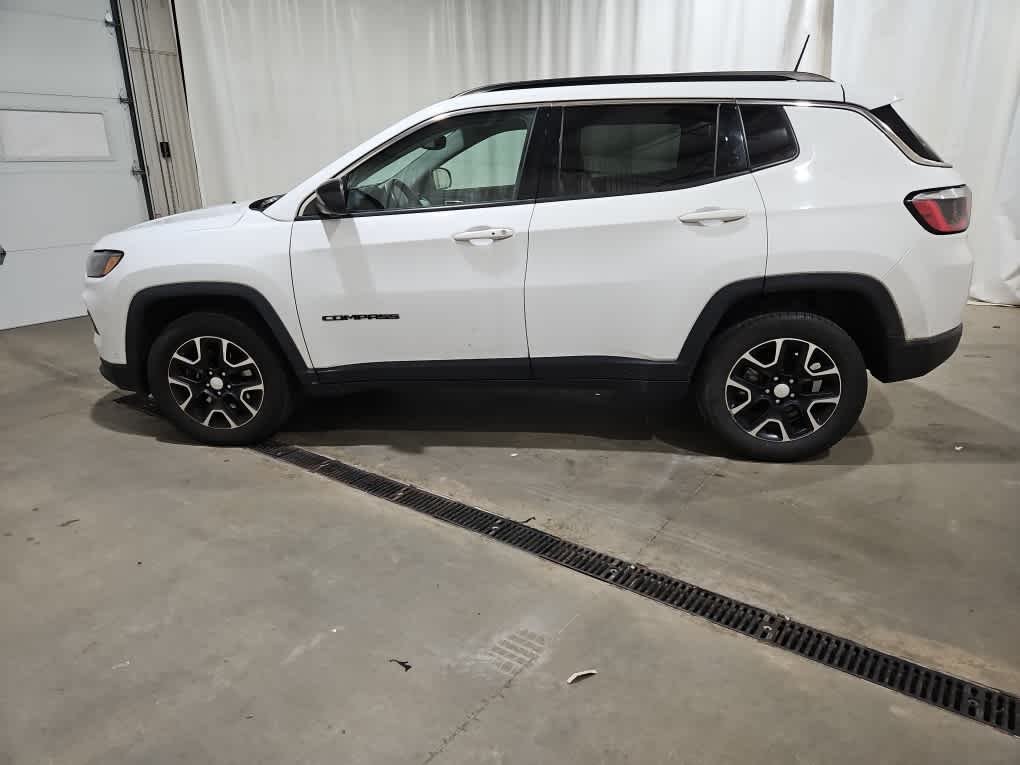 Used 2022 Bright White Clearcoat Jeep Latitude image 2