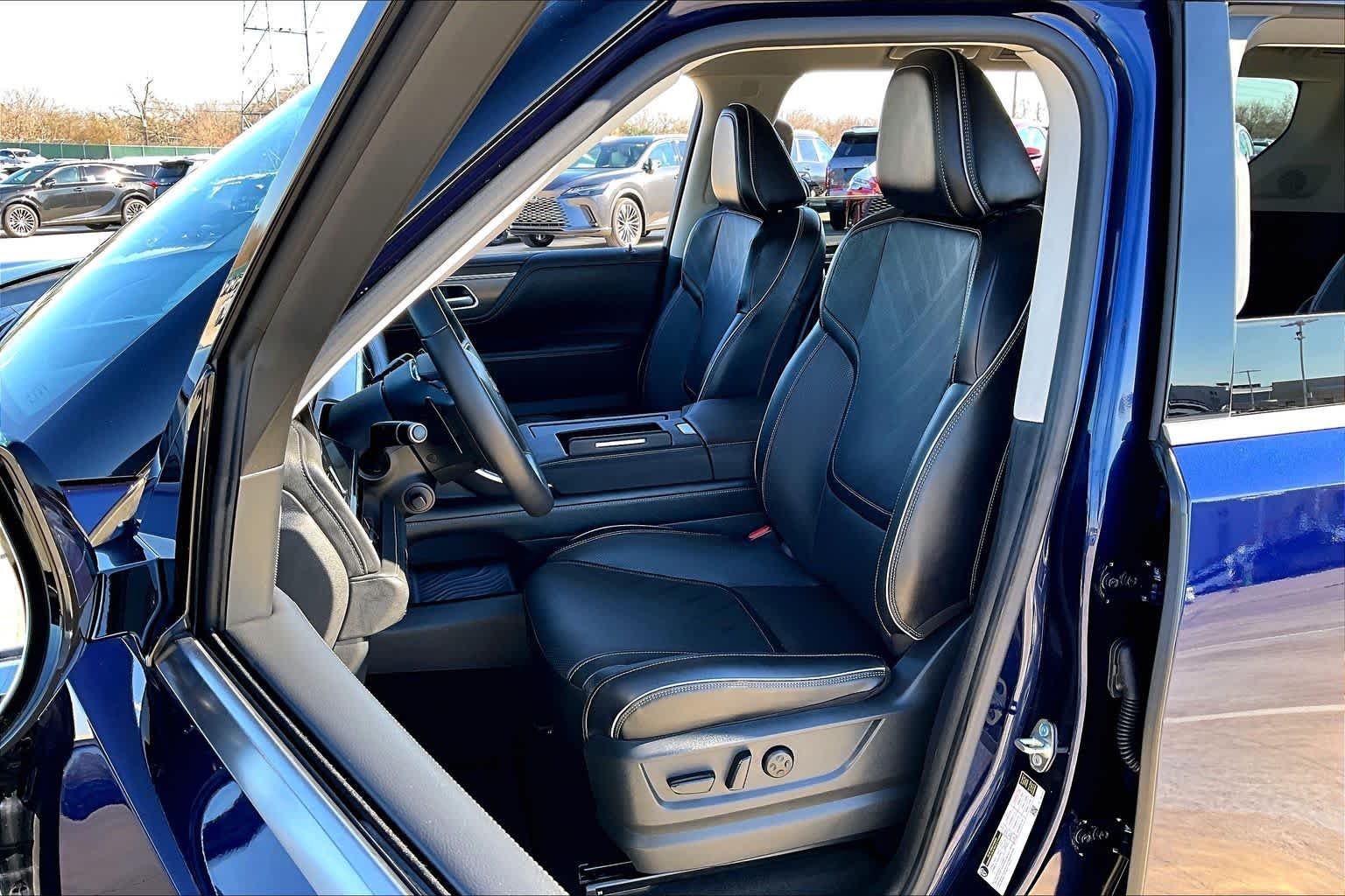 Used 2025 Grand Blue INFINITI LUXE image 13