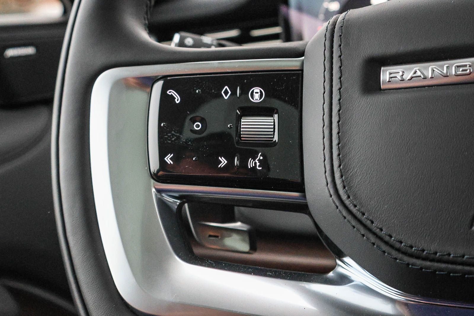 2025 Land Rover Range Rover SE - Photo 34