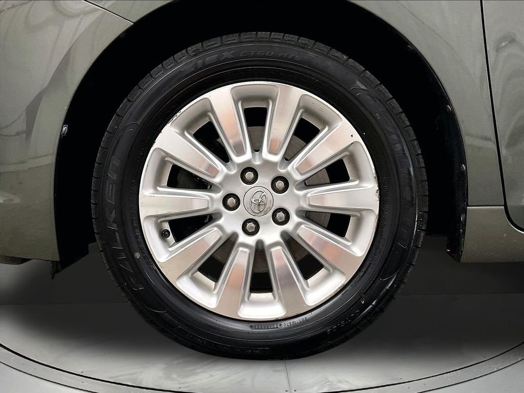 Used 2011 Green Toyota Limited image 12