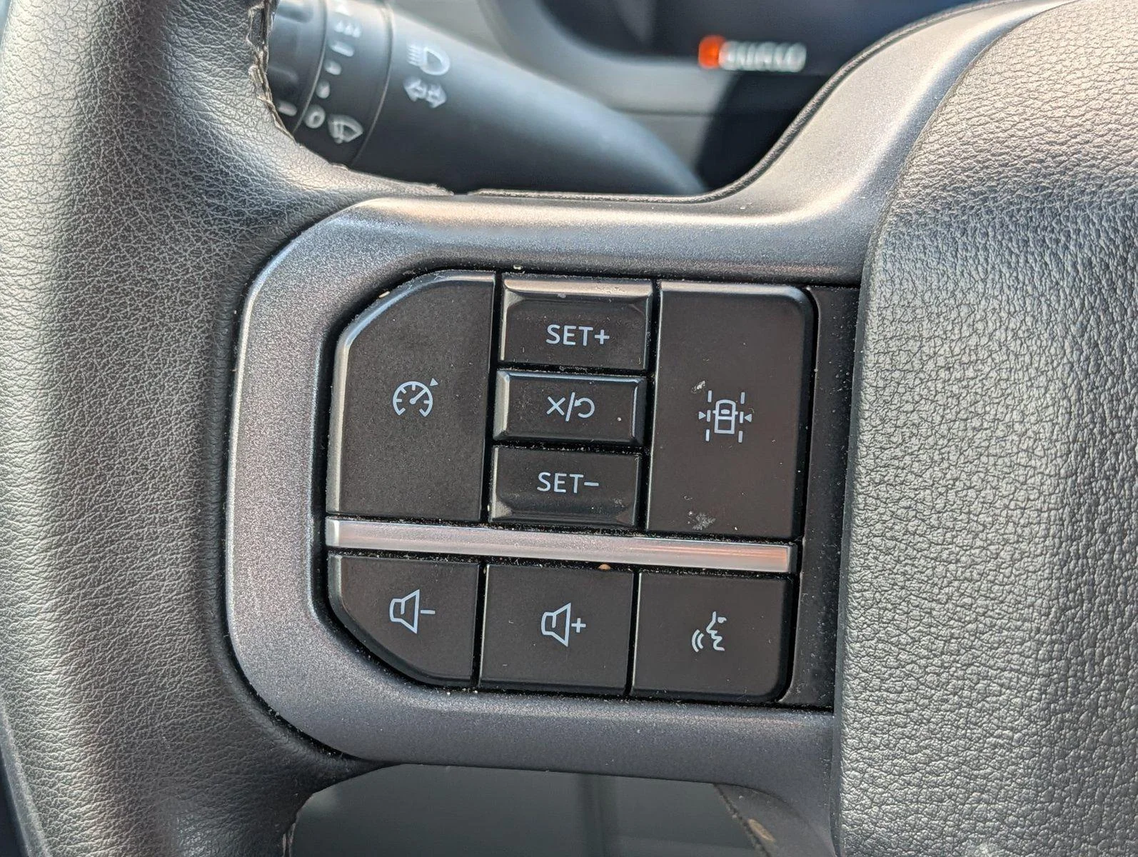 Used 2025 Oxford White Ford XLT image 24