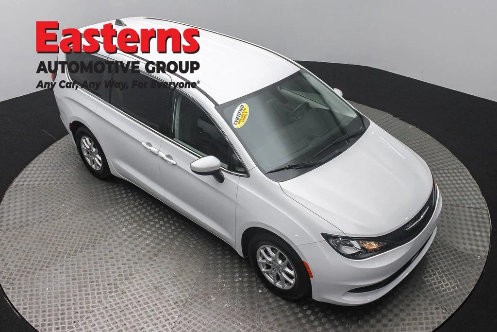 Used 2022 White Chrysler LX image 3