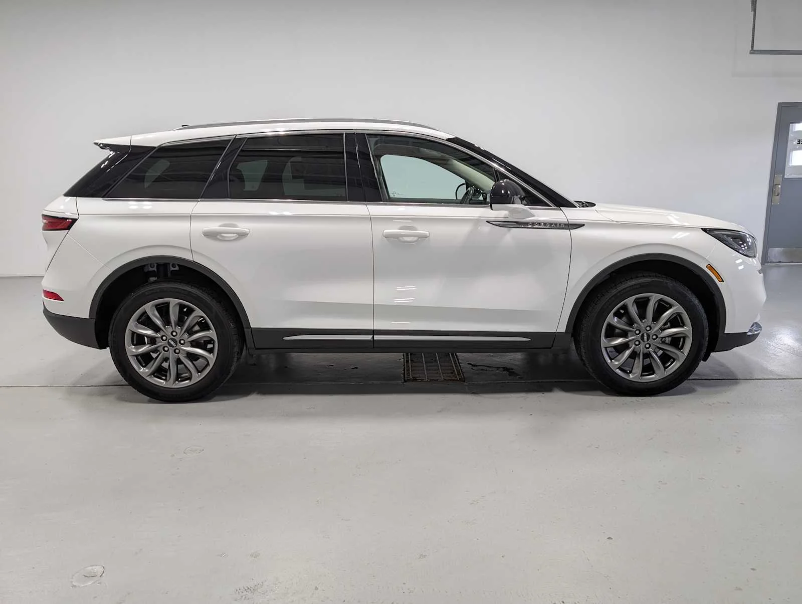 Used 2022 Pristine White Metallic Tri-Coat Lincoln Standard image 7