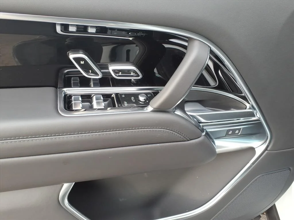 New 2025 Fuji White LAND ROVER SE image 8