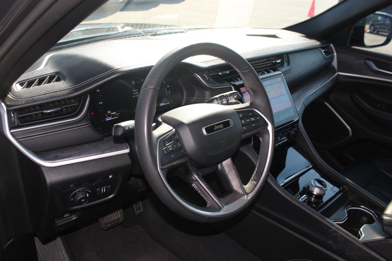 Used 2024 Grey Jeep 4x4 image 17