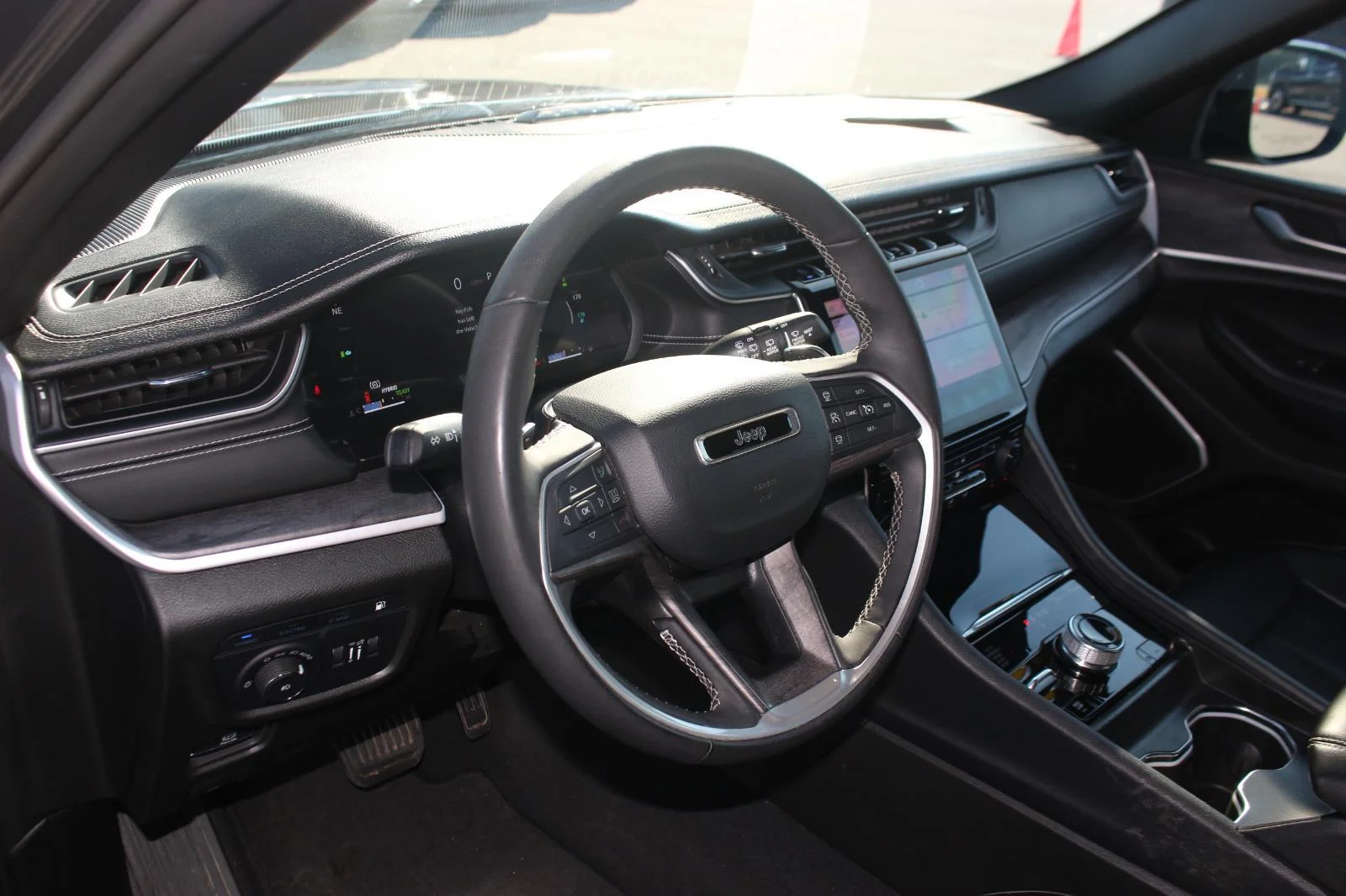 Used 2024 Grey Jeep 4x4 image 17