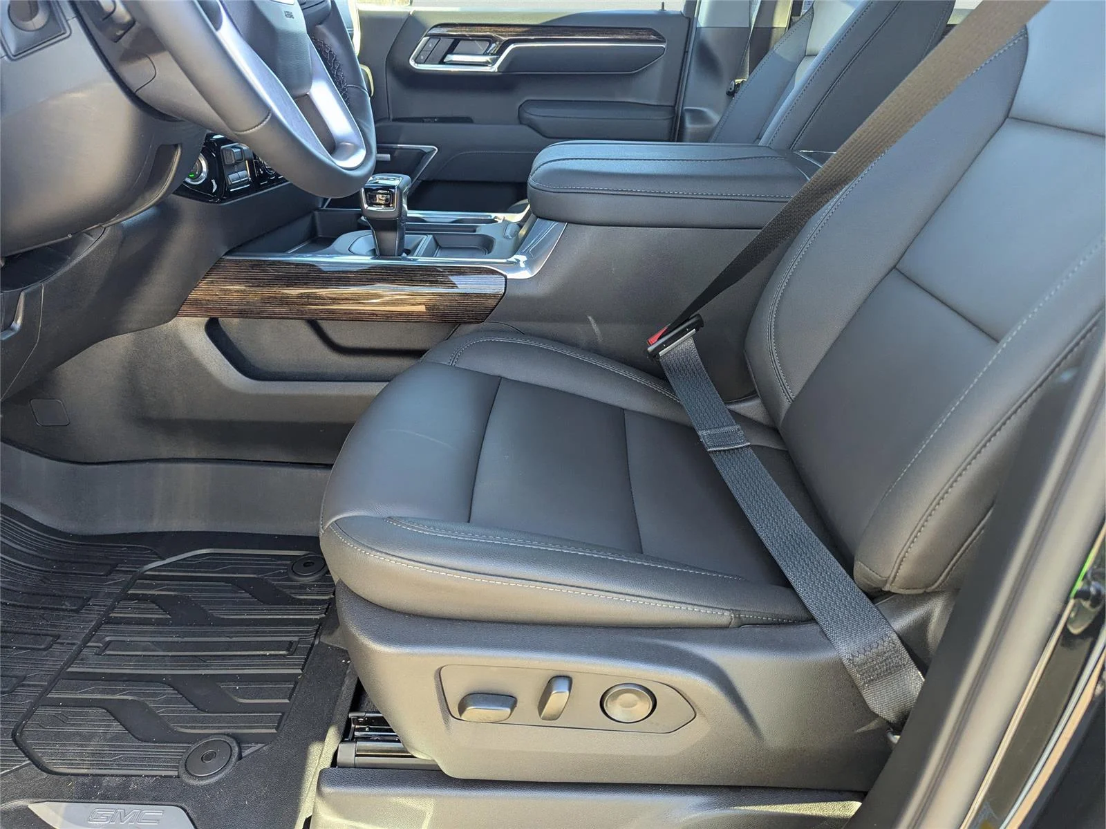 New 2026 Onyx Black GMC Elevation image 10