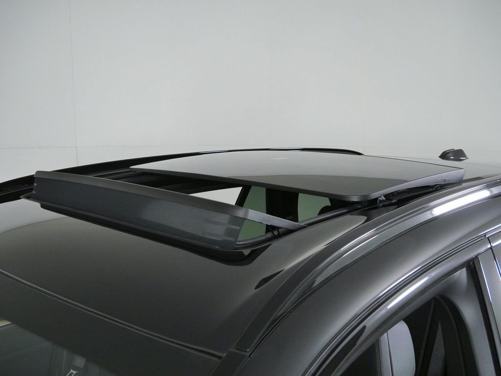 New 2026 Black Sapphire Metallic BMW M60i image 17