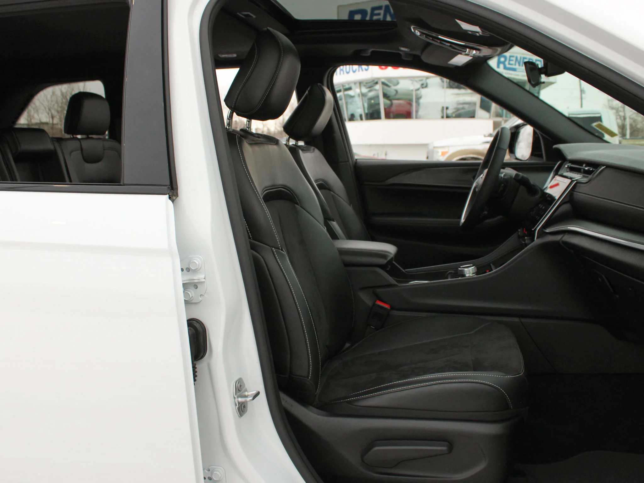 Certified Used 2025 White Jeep Altitude * No Accidents | Trailer Tow Pack | V6 | Adaptive Cruise | Sunroof image 21