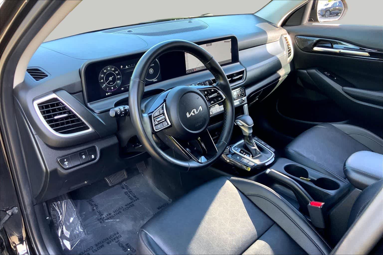 Used 2024 Fusion Black Kia EX image 18