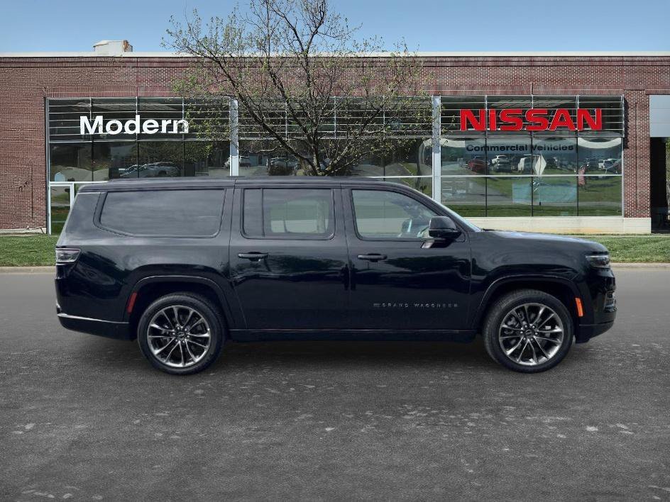 Used 2024 Diamond Black Crystal Pearlcoat Jeep Series II image 6