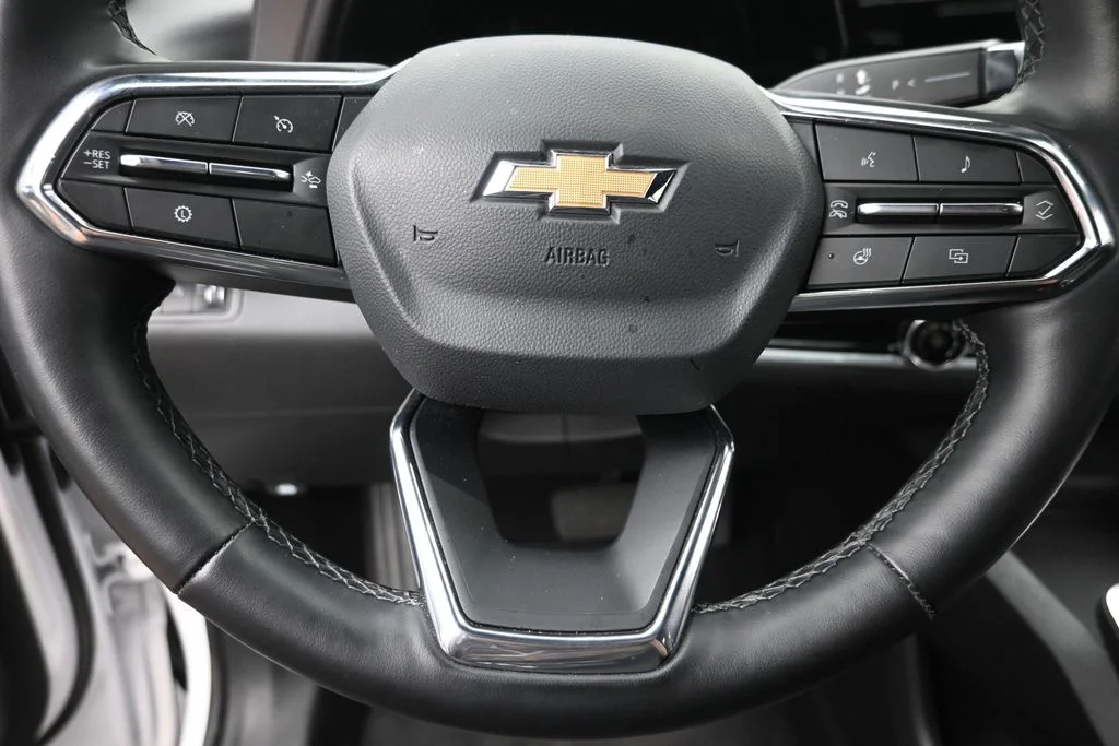 Used 2025 White Chevrolet LT image 17