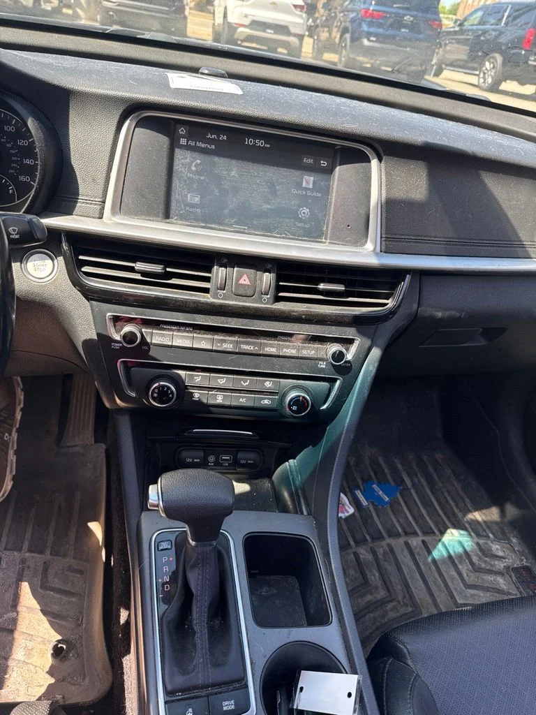Used 2020 Black Kia SE image 9