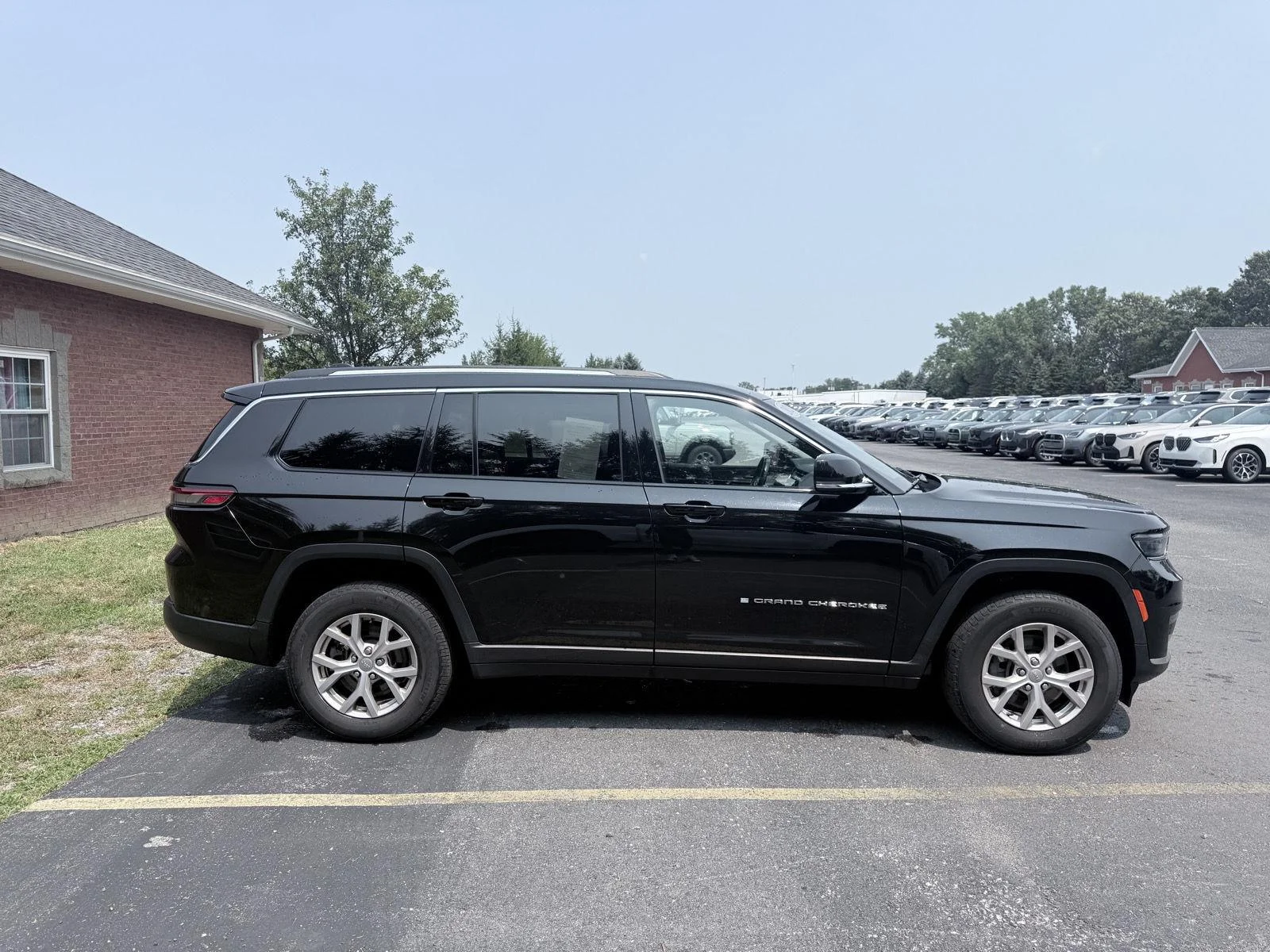 Used 2021 Diamond Black Crystal Pearlcoat Jeep Limited image 9