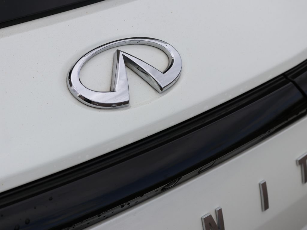 Used 2023 White INFINITI LUXE image 38