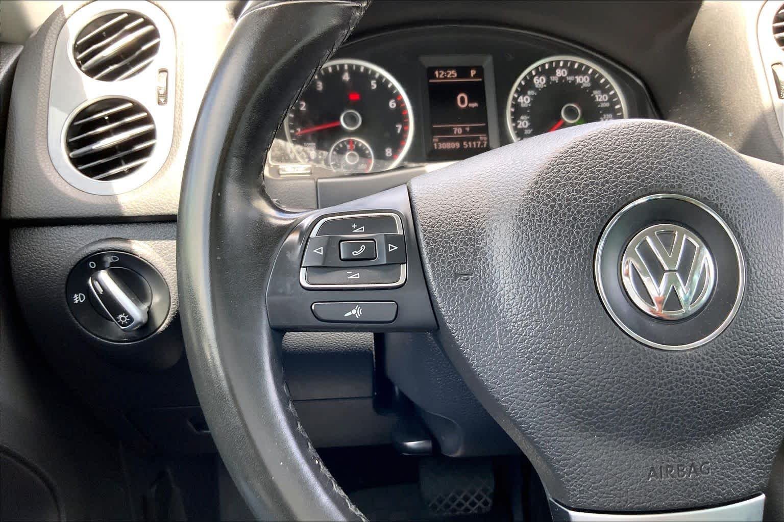 Used 2014 Reflex Silver Metallic Volkswagen SE image 21