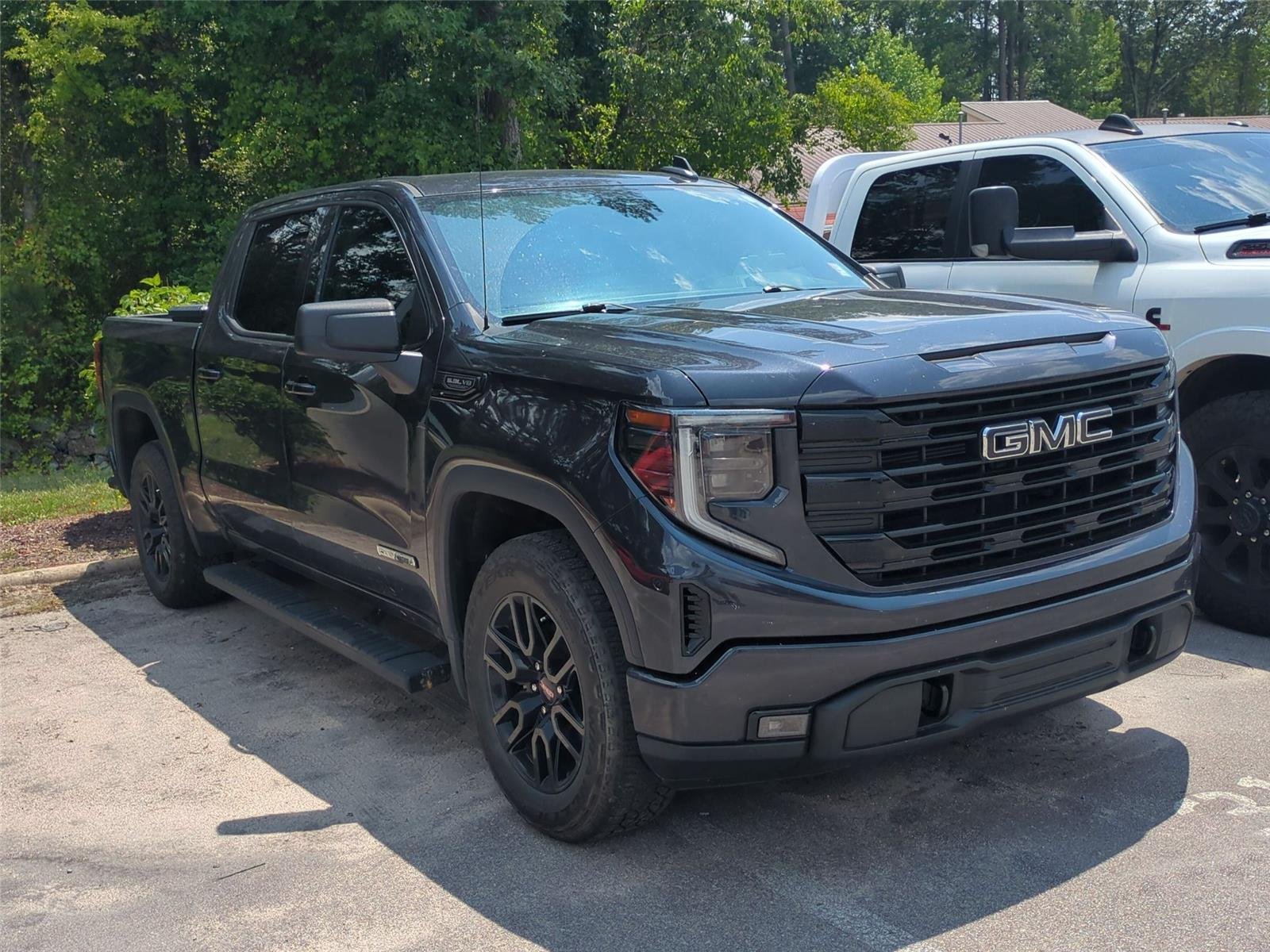 Used 2024 Onyx Black GMC Elevation image 3